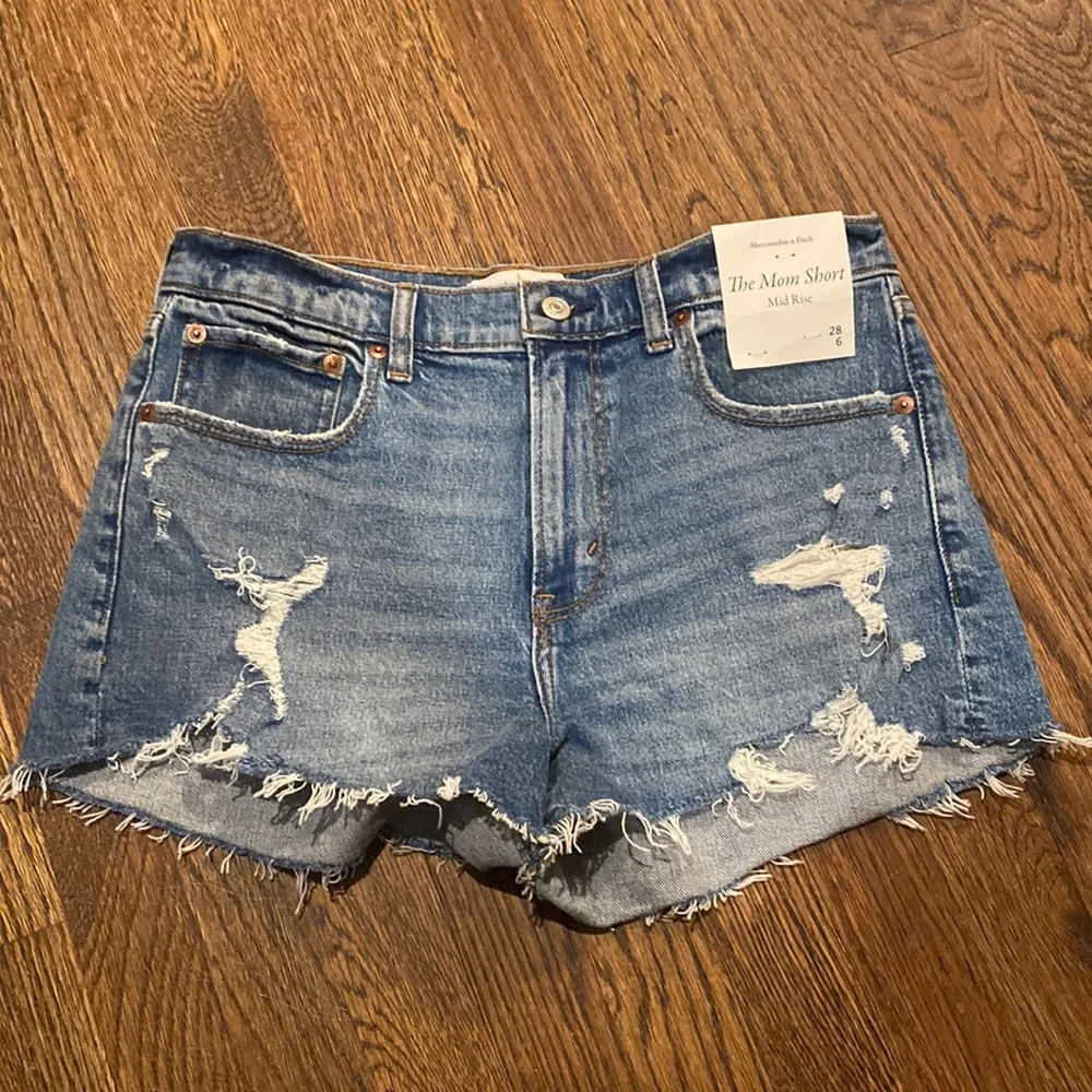 Abercrombie & Fitch “The Mom Short” Jean Shorts - Picture 1 of 8